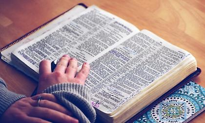 «Στις μία»: 3 λάθη που δεν αντέχεις άλλο να σου τρυπάνε τα αυτιά