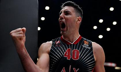 Το «ευχαριστώ» της Αρμάνι στον Σκόλα (video)