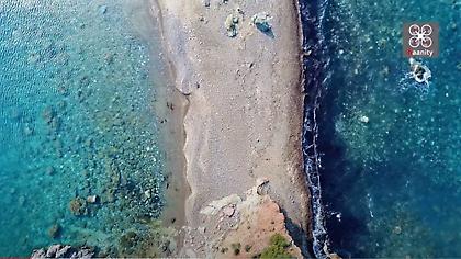 Η ερημική διπλή παραλία - καταφύγιο των ερωτευμένων στην Εύβοια
