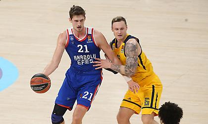 Μένουν στην Εφές οι Πλάις, Σανλί και Άντερσον, φεύγει ο Πίτερς