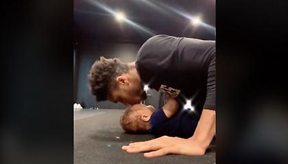 Ο Γιάννης γυμνάζεται με τον γιο του (video)