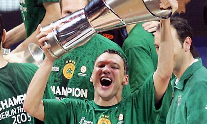 Ο Γιασικεβίτσιους τράκαρε με το αυτοκίνητο, επειδή είδε τον εαυτό του σε αφίσα!