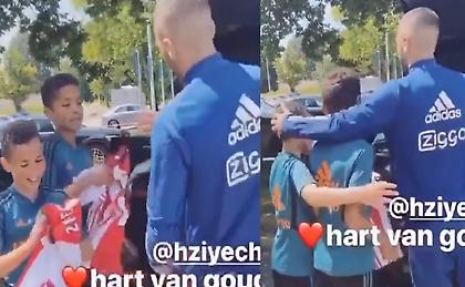 Ο Ζίγιεχ δίνει φανέλες του στα πιτσιρίκια του Άγιαξ προτού μετακομίσει (video)