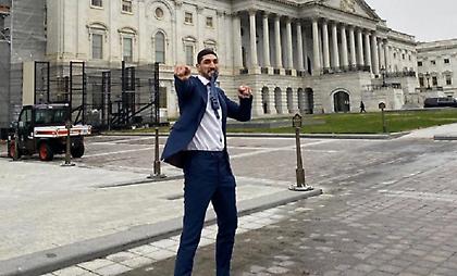 Γίνεται Αμερικανός πολίτης ο Καντέρ (pic)