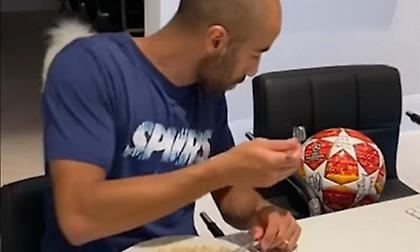 Ο Μόουρα τρώει, κοιμάται και… παίζει χαρτιά με την μπάλα του χατ-τρικ απέναντι στον Άγιαξ (video)