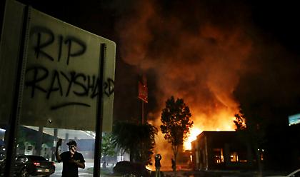 ΗΠΑ: Ταυτοποιήθηκε και καταζητείται η γυναίκα που φέρεται να πυρπόλησε το εστιατόριο στην Ατλάντα
