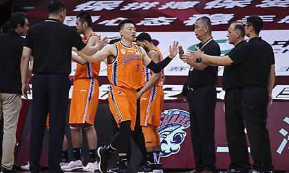 Με το… αριστερό οι Σαρκς του Μανουσέλη στην Κίνα