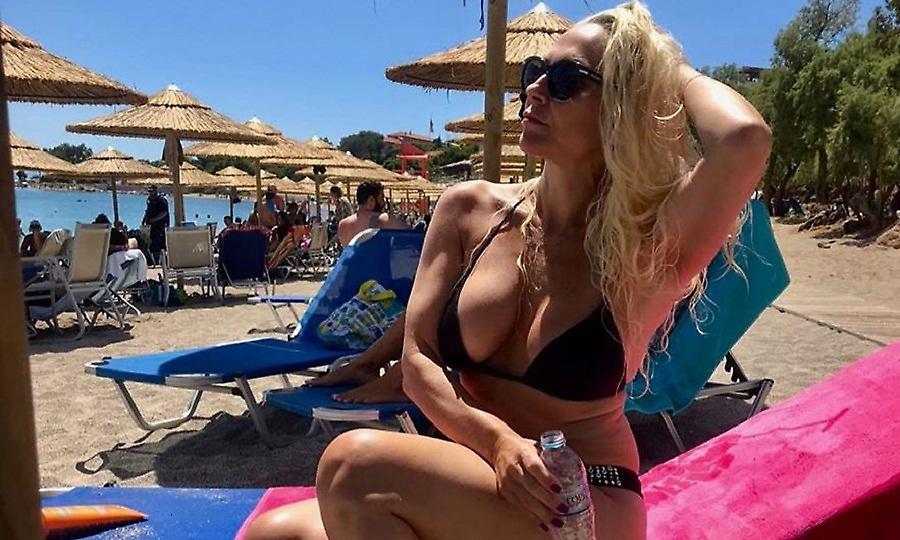 Ζαλίζει με το μπικίνι της η sexy Μιρέλα Μανιάνι (pics)