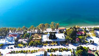 Το πείραμα των «άσπρων σπιτιών»: Η κωμόπολη-πρότυπο στην ενδοχώρα που θυμίζει Κυκλαδονήσι