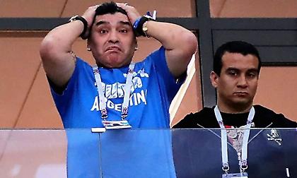 Έδειξε τα οπίσθιά του ο Μαραντόνα! (video)