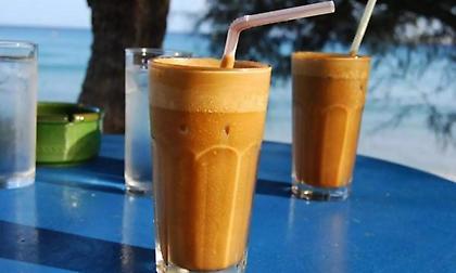 3 κλασικές ατάκες που θα σου πουν όσοι επιμένουν να βάζουν γάλα στον καφέ