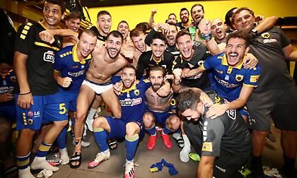 Το πανηγύρι των παικτών της ΑΕΚ στα αποδυτήρια του «Βικελίδης» (pics)