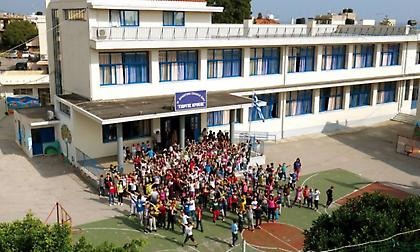 «Ο λαός απαιτεί να μας πάτε εκδρομή»: 6 θρυλικά συνθήματα που λέγαμε στο σχολείο τα 90’s