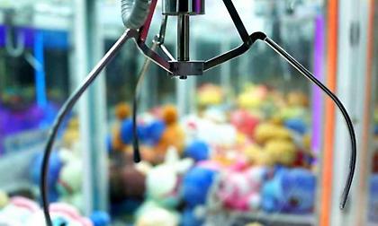 Επιτέλους εκδίκηση: Το κόλπο για να πιάνει η δαγκάνα το αρκουδάκι που στοίχειωνε τα παιδικά χρόνια