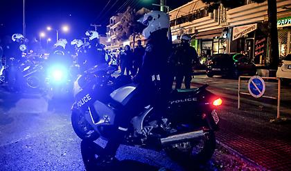 Επιδρομή αγνώστων στην Ερμού το βράδυ – Ζημιές σε καταστήματα