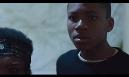 Γιάννης Αντετοκούνμπο: Κομπάρσος με τη μητέρα του σε κινηματογραφική ταινία του 2012 (video)