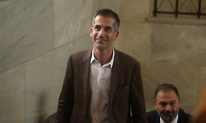 Σε συλλήψεις μετατράπηκαν οι δύο από τις πέντε προσαγωγές για την επίθεση στον Κώστα Μπακογιάννη