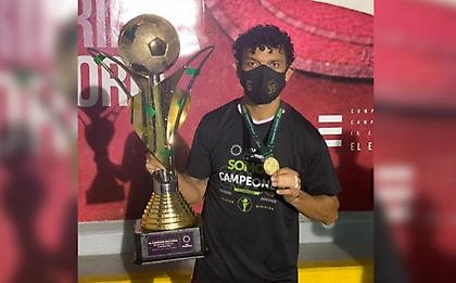 Βγήκε το δάχτυλό του, το έδεσε, έπαιξε και το… σήκωσε (video)