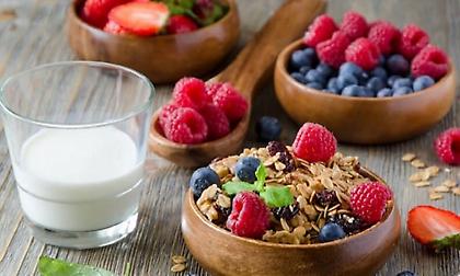 Δέκα υγιεινές τροφές που σε κρατούν υγιή για χρόνια