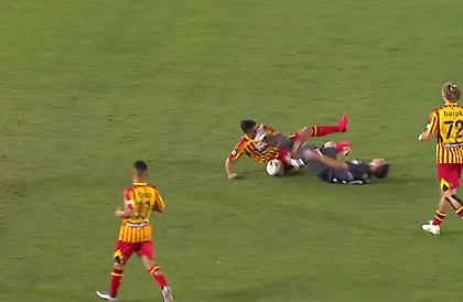 Κλώτσησε αντίπαλο στο πρόσωπο και δεν πήρε ούτε κίτρινη (video)