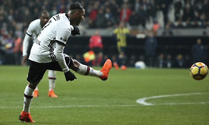 Ασύλληπτος Κουαρέσμα: Σκόραρε με ραμπόνα… πίσω από τη γραμμή του άουτ και χωρίς παπούτσια! (video)