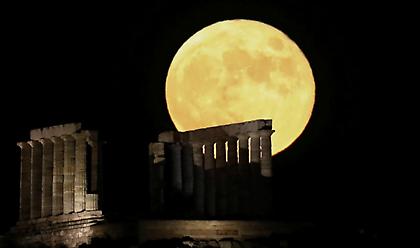 Μαγικές εικόνες από το φεγγάρι του «κόκκινου ελαφιού»