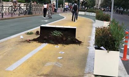 Άγνωστοι βανδάλισαν τις ζαρντινιέρες του Μεγάλου Περιπάτου (pics)