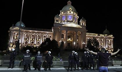 Σερβία: Διαμαρτυρίες για το lockdown - Διαδηλωτές εισέβαλαν στην βουλή