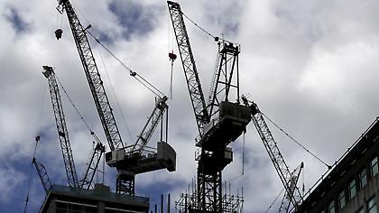 Γερανός στο Λονδίνο έπεσε σε σπίτι παγιδεύοντας ενοίκους