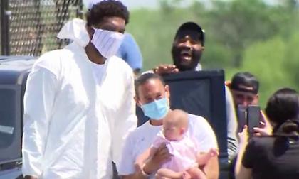 Με ολόσωμη φόρμα, γάντια και μάσκα στο Ορλάντο ο Εμπίντ! (video)