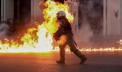 Εννέα συλλήψεις, 6 προσαγωγές και 6 τραυματίες αστυνομικοί στα επεισόδια έξω από τη Βουλή