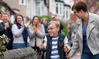 Σπάει καρδιές το αγόρι με εγκεφαλική παράλυση που ολοκλήρωσε μαραθώνιο!