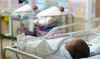 «Στο κόκκινο» η υπογεννητικότητα παγκοσμίως: Το εφιαλτικό σενάριο για την Ελλάδα το 2100