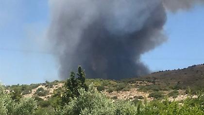 Φωτιά στο Λαύριο - Στο σημείο σπεύδει ο Νίκος Χαρδαλιάς