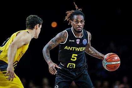 Στην Ορλεάν ο Πάρις Λι