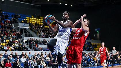 Συνεχίζει στην Ενισέι ο Χογκ