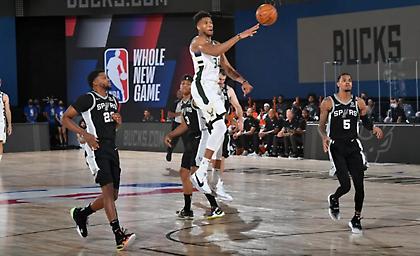 «Καυτός» Γιάννης στο πρώτο φιλικό των Μπακς