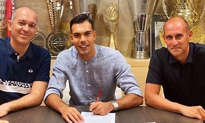 Η στιγμή που ο Σλούκας υπογράφει την επιστροφή του στον Ολυμπιακό!