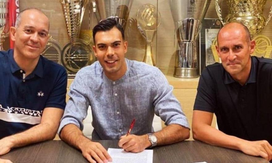 Η στιγμή που ο Σλούκας υπογράφει την επιστροφή του στον Ολυμπιακό!