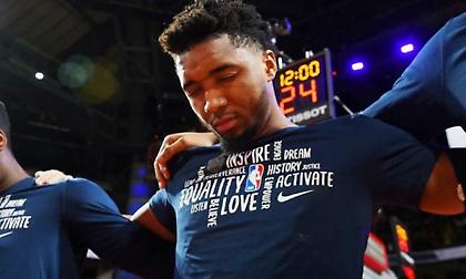 ΝΒΑ: Γονατιστοί οι παίκτες κατά την ανάκρουση του εθνικού ύμνου των Η.Π.Α.