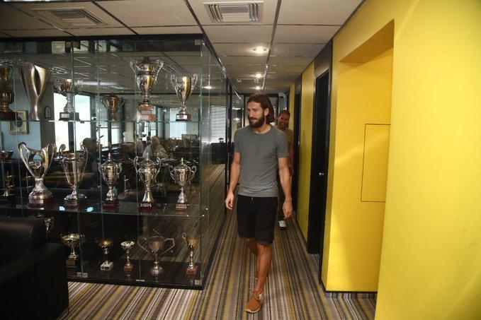 Στα γραφεία ο Τσιγκρίνσκι, υπογράφει την ανανέωση (pic)