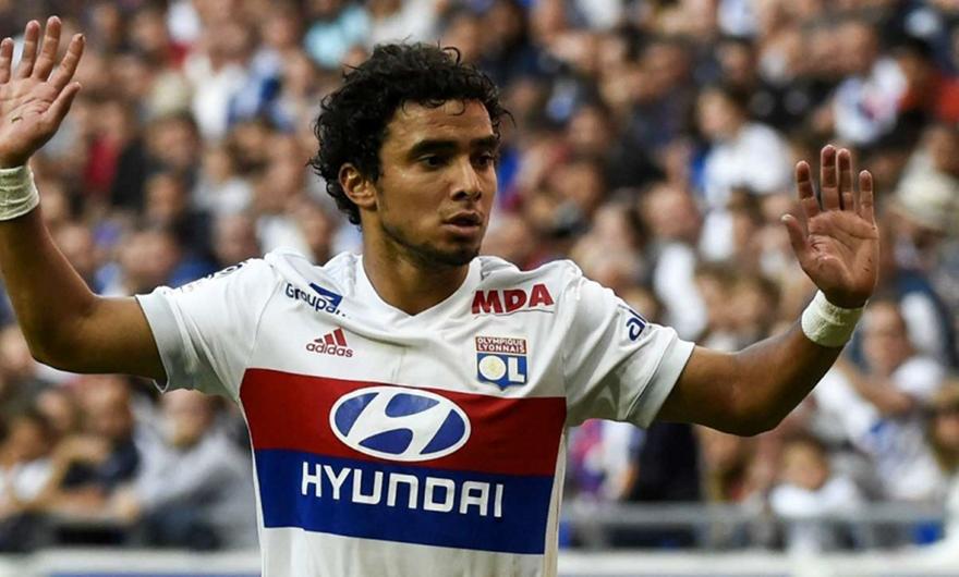 Πρώτος στη λίστα του Ολυμπιακού για δεξί μπακ ο Ράφαελ