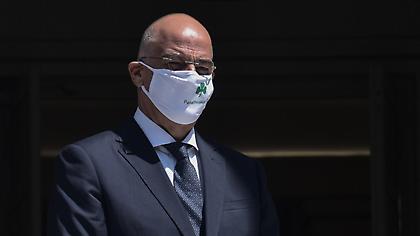Mε μάσκα του Παναθηναϊκού o Δένδιας στη συνάντηση με την Ισπανίδα ΥΠΕΞ