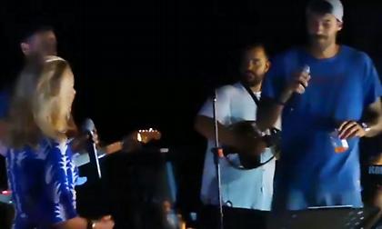 Πρίντεζης: Έπιασε το μικρόφωνο και τραγούδησε ντουέτο με την Μπεκατώρου! (video)