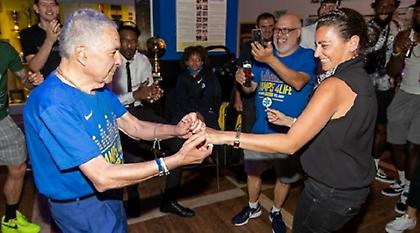 Δεν ξανάγινε: Ο Μιζράχι χορεύει και τραγουδά στο πάρτι της Μακάμπι (video)