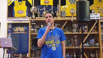 Εκδηλώσεις λατρείας στα... ελληνικά από οπαδούς της Μακάμπι για Σφαιρόπουλο (video)