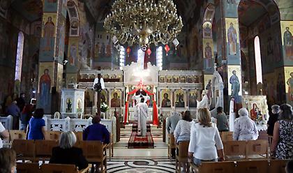 Γιατί εξαιρέθηκε η εκκλησία από την υποχρεωτική χρήση μάσκας