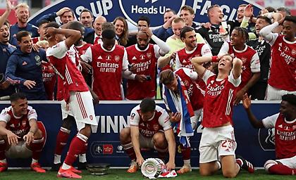 Κλάμα: Έπεσε το Κύπελλο από τον Ομπαμεγιάνγκ στην απονομή και έσπασε! (video)