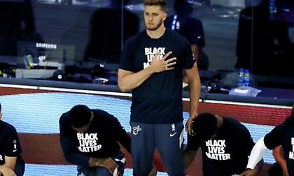 Μέγιερς Λέοναρντ: Όρθιος στον ύμνο με μπλούζα «Black Lives Matter»