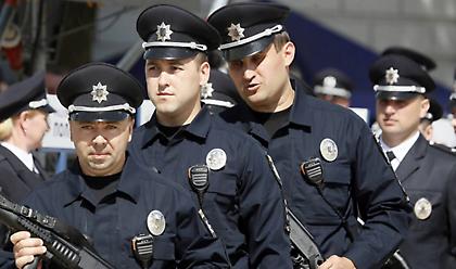 Συναγερμός στο Κίεβο: Άνδρας απειλεί να ανατινάξει τράπεζα